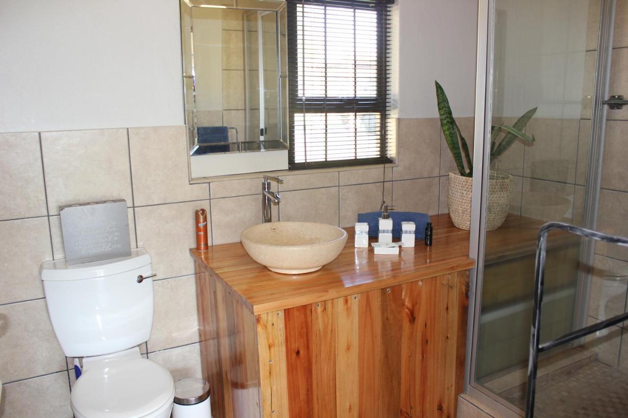 Karee & Wild Olive Guest Lodge Hekpoort Extérieur photo